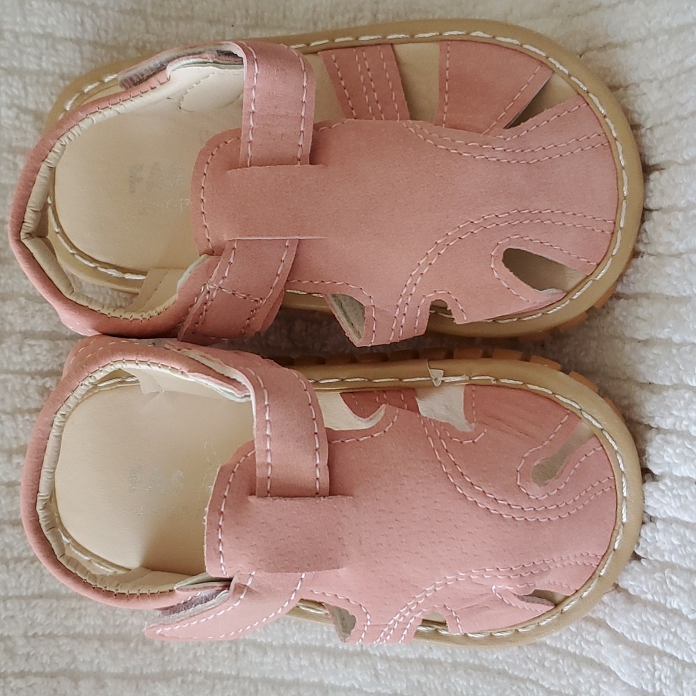 PINK SQUEAKY SANDALS. SIZE 18 MONTHS